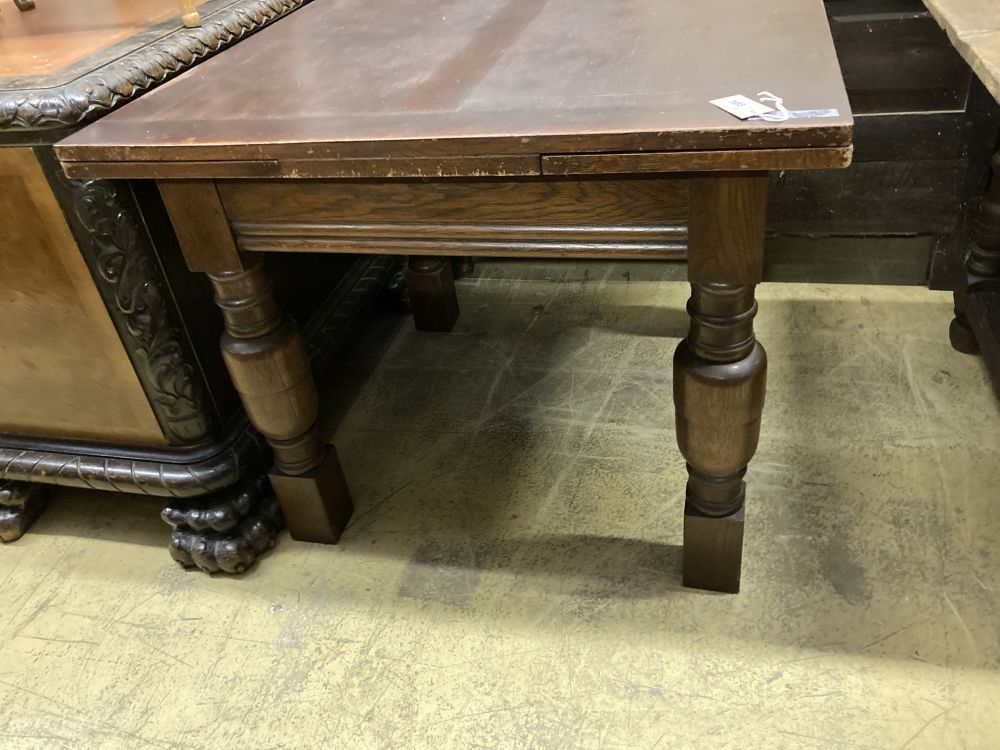 An 18th century style oak extending table, width 91cm, length 151cm extended, height 75cm